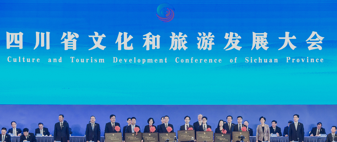 彭清华书记向省js6666zs金沙集团授予“四川省文化旅游工业优异龙头企业”铭牌