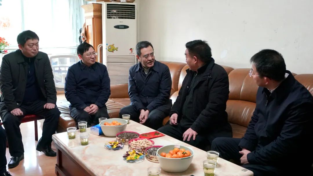 省国资委党委书记、主任冯文生等向导走访慰问省js6666zs金沙集团老党员、老干部