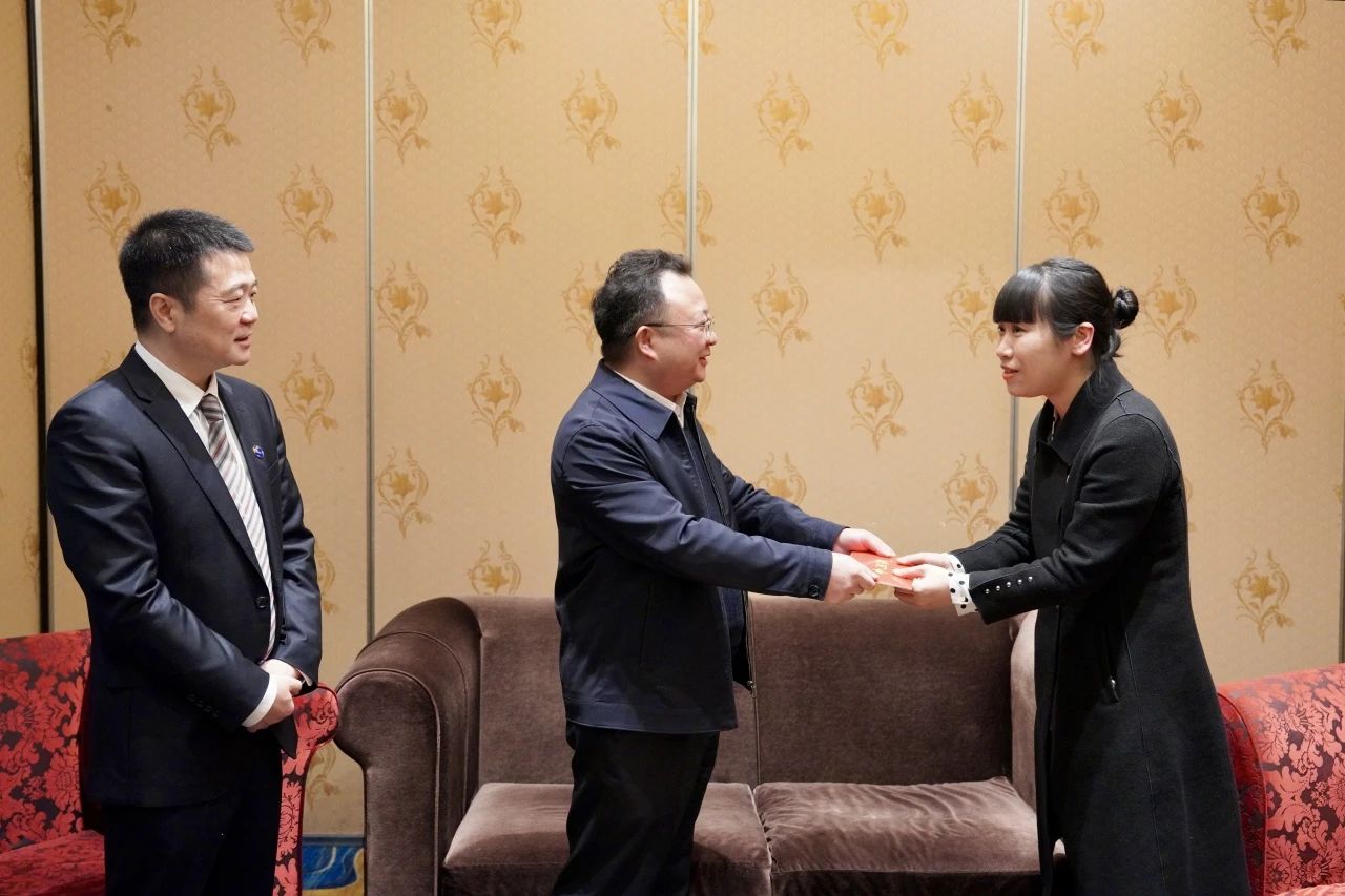 省国资委党委委员、副主任何政一行走访慰问省js6666zs金沙集团生涯难题党员