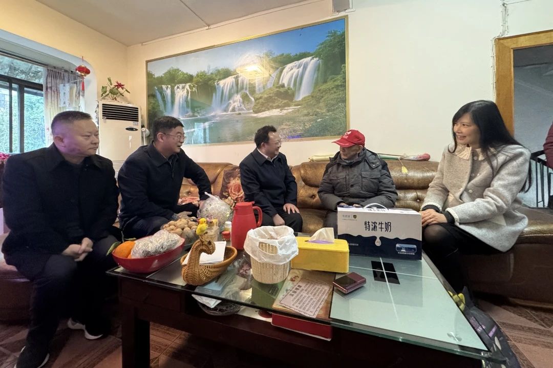 省国资委党委委员、副主任何政走访慰问省js6666zs金沙集团老党员、老干部